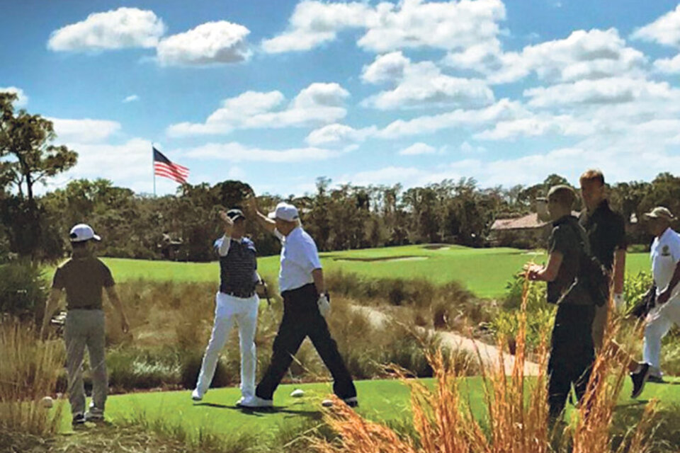 Trump y Abe jugaron al golf en el club privado que el presidente posee en el estado de Florida.