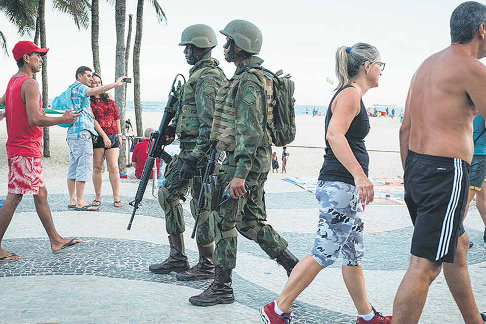 El gobierno de Temer envió nueve mil militares a Río ante la amenaza de una rebelión policial y protestas sociales.