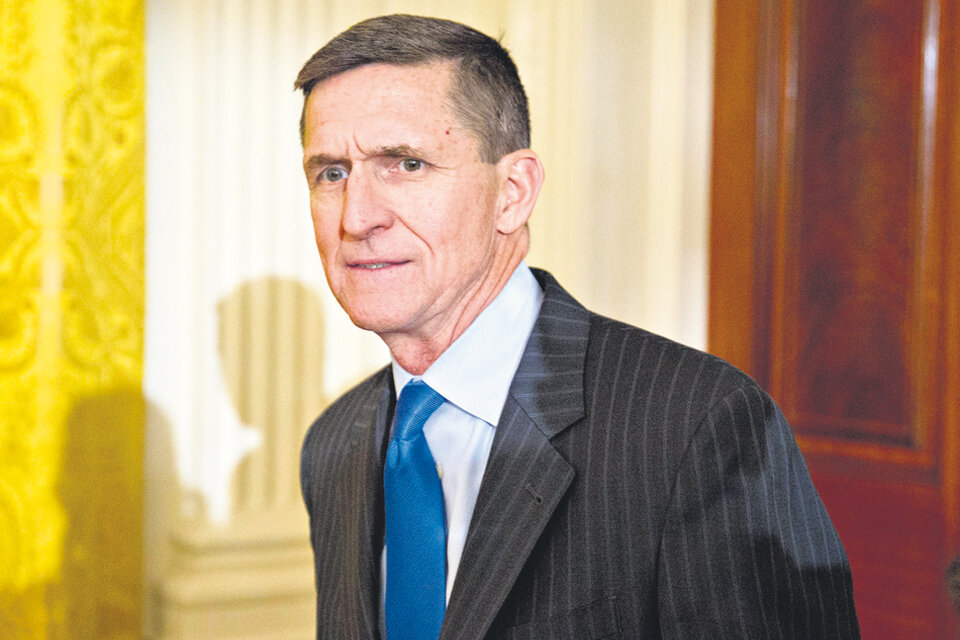 En su carta de renuncia, Flynn apuntó que sin querer transmitió información incompleta al vicepresidente electo. (Fuente: EFE)