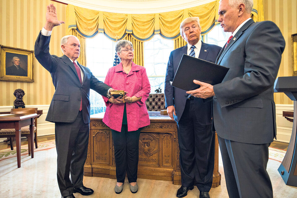 Sessions jura, su esposa y Trump miran, el vice Pence le toma el juramento ayer en el Oval. (Fuente: EFE)