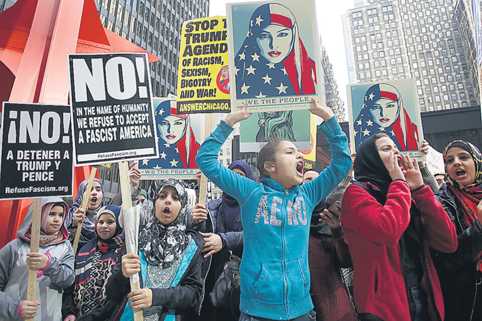 En Chicago, mujeres musulmanas protestaron ayer contra Trump.
