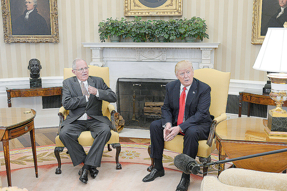 PPK y Trump apenas tuvieron tiempo para sacarse una foto en el Salón Oval de la Casa Blanca. (Fuente: EFE)