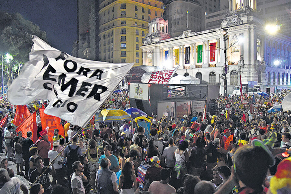 Una bandera “Fora Temer” flamea ayer en un carnaval de Cinelandia, en Río de Janeiro (Fuente: AFP)