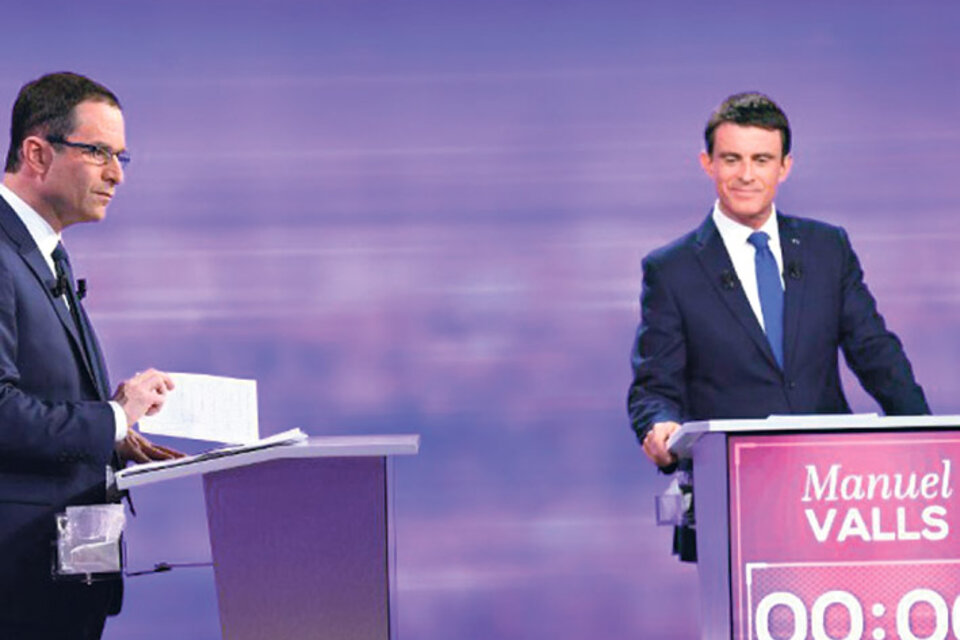 Benoît Hamon y Manuel Valls debaten durante las primarias del Partido Socialista.