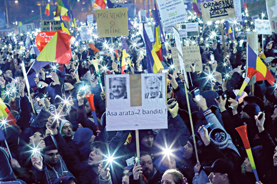 Una multitud se mantuvo en las calles y pidió la disolución del gobierno. (Fuente: AFP)