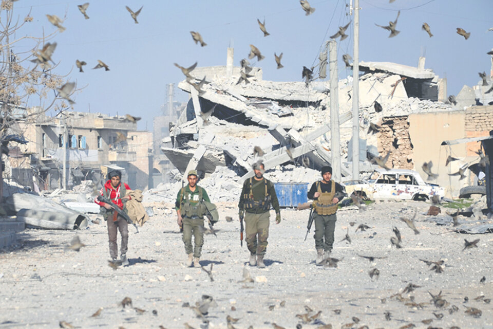 Rebeldes caminan en al-Bab, Siria, cerca de la frontera turca. (Fuente: AFP)