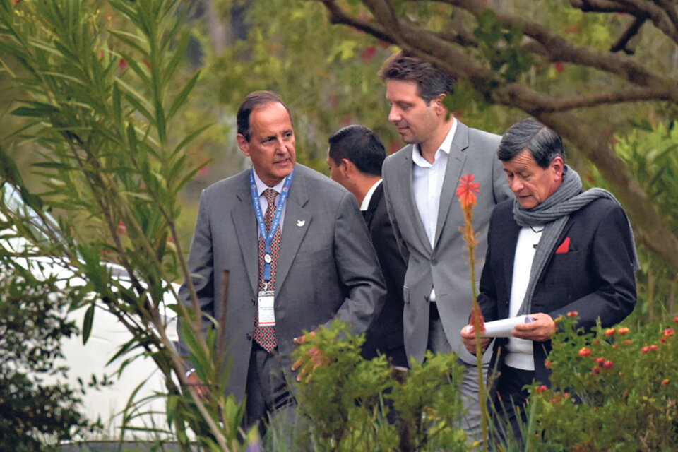 Restrepo, delegado de Santos; el canciller ecuatoriano Long y Pablo Beltrán del ELN. 