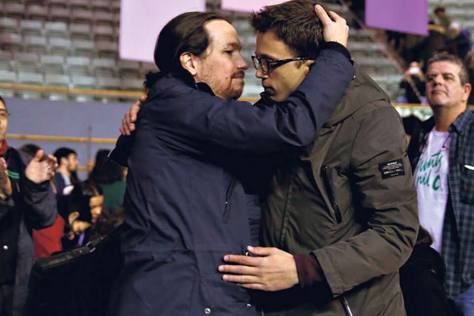 Abrazo de Iglesias y Errejón para bajar la tensión en el congreso de Podemos. (Fuente: EFE)