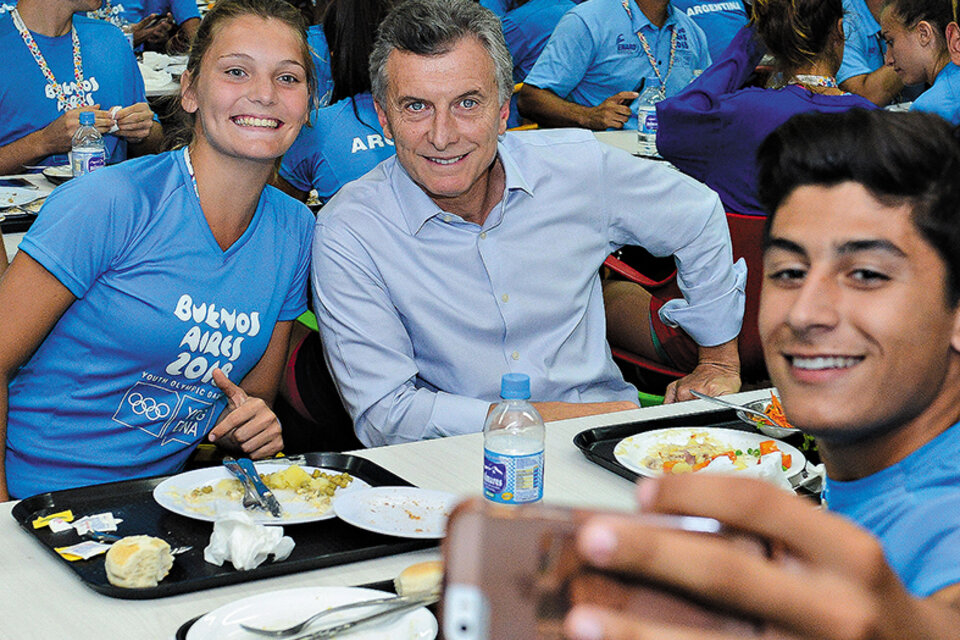 Mauricio Macri, ayer durante el almuerzo con los jóvenes deportistas. (Fuente: DyN)