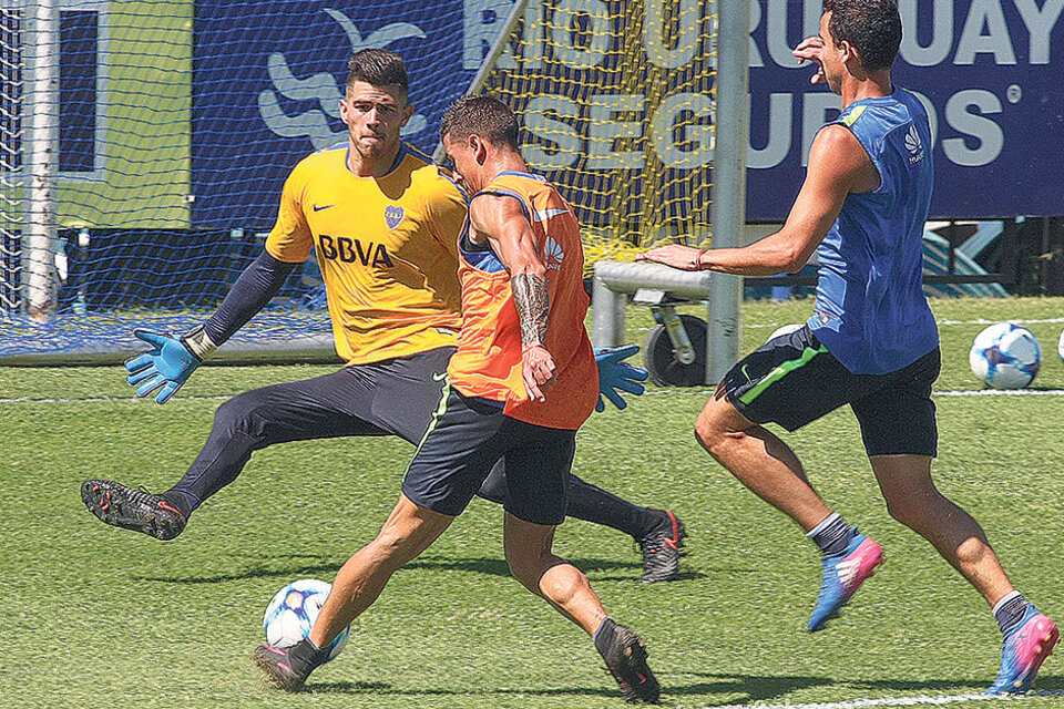 Agustín Rossi achica el arco frente a Fernando Zuqui. Boca trabaja y se pone a punto.