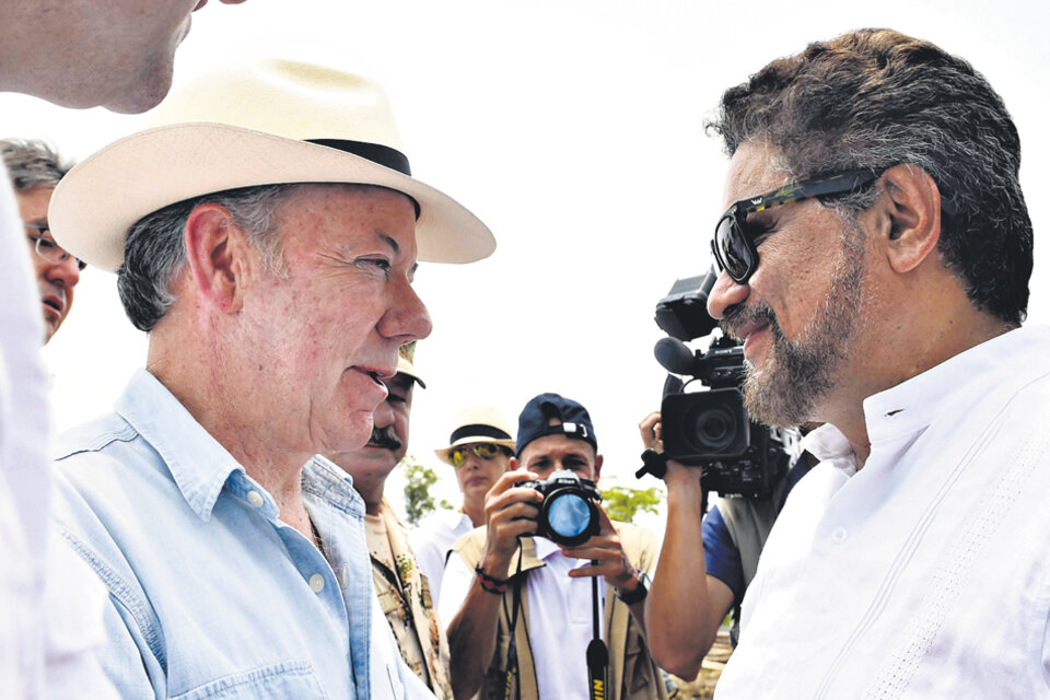 Santos junto al comandante de las FARC Iván Márquez, ayer en un campamento de desarme. (Fuente: AFP)