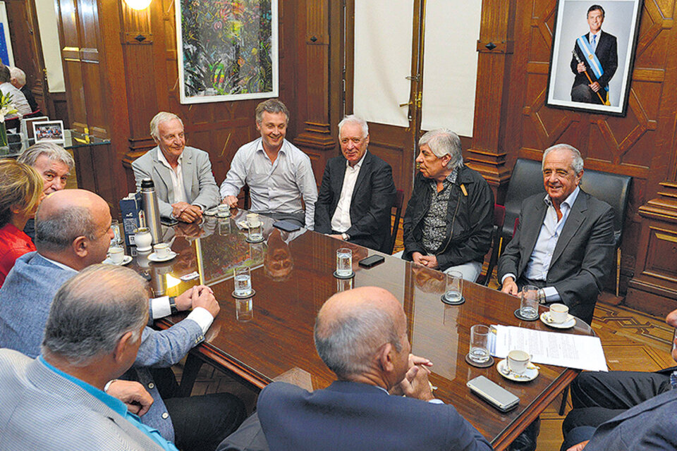 Los dirigentes fueron recibidos en la Casa Rosada por Fernando de Andreis y Fernando Marín. (Fuente: DyN)