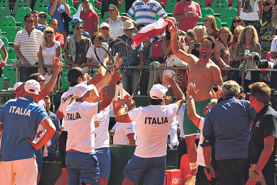 Fabio Fognini festeja con el equipo italiano el pasaje a los cuartos de final. (Fuente: Alejandro Leiva)
