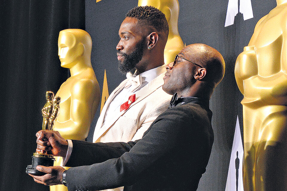 Tarell Alvin McCraney y Barry Jenkins festejan el Oscar al mejor guión adaptado. (Fuente: AFP)