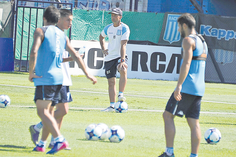 Cocca pisa la pelota mientras piensa en el equipo para debutar en la Sudamericana.