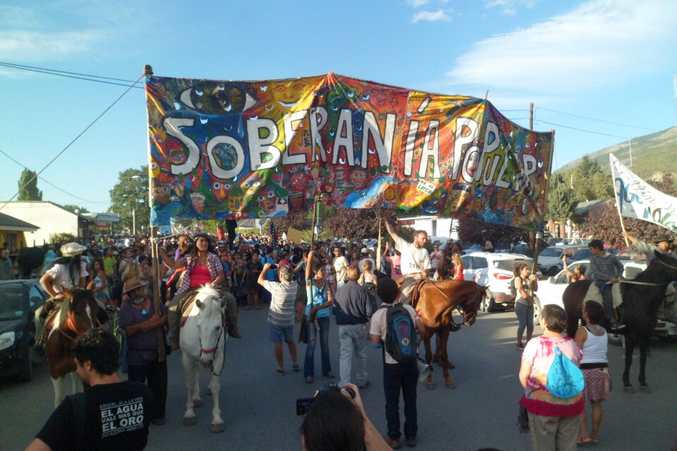 Más de la mitad del pueblo de El Bolsón se manifestó ayer contra el emprendimiento de Lewis. (Fuente: José Luis Meirás)