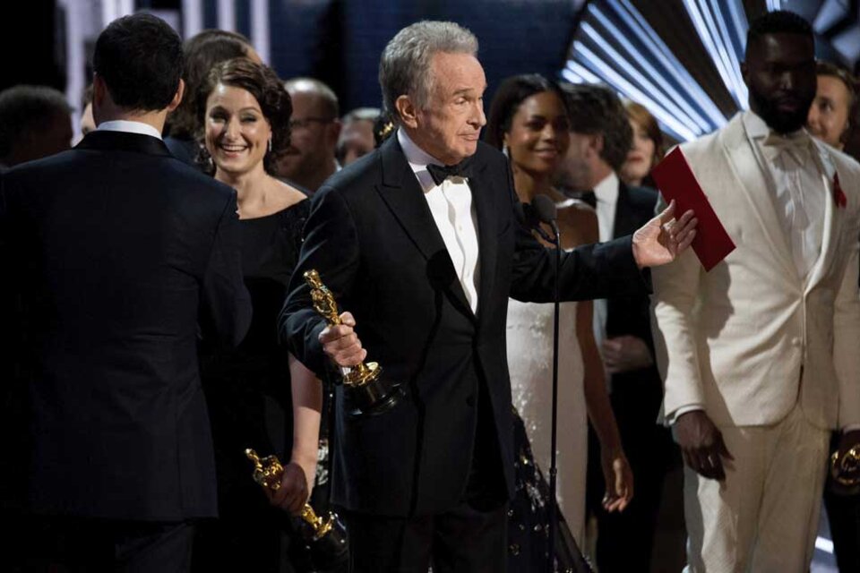 Warren Beatty, tras cometerse un error en el anuncio del premio a la mejor película durante la 89 edición de los Óscar en el Dolby Theatre en Hollywood, California (Estados Unidos) (Fuente:  EFE/Phil Mccarten)
