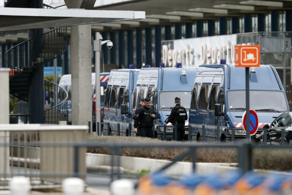 La fuerzas se seguridad francesas desplegaron un fuerte operativo en el aeropuerto de Orly. (Fuente: AFP)