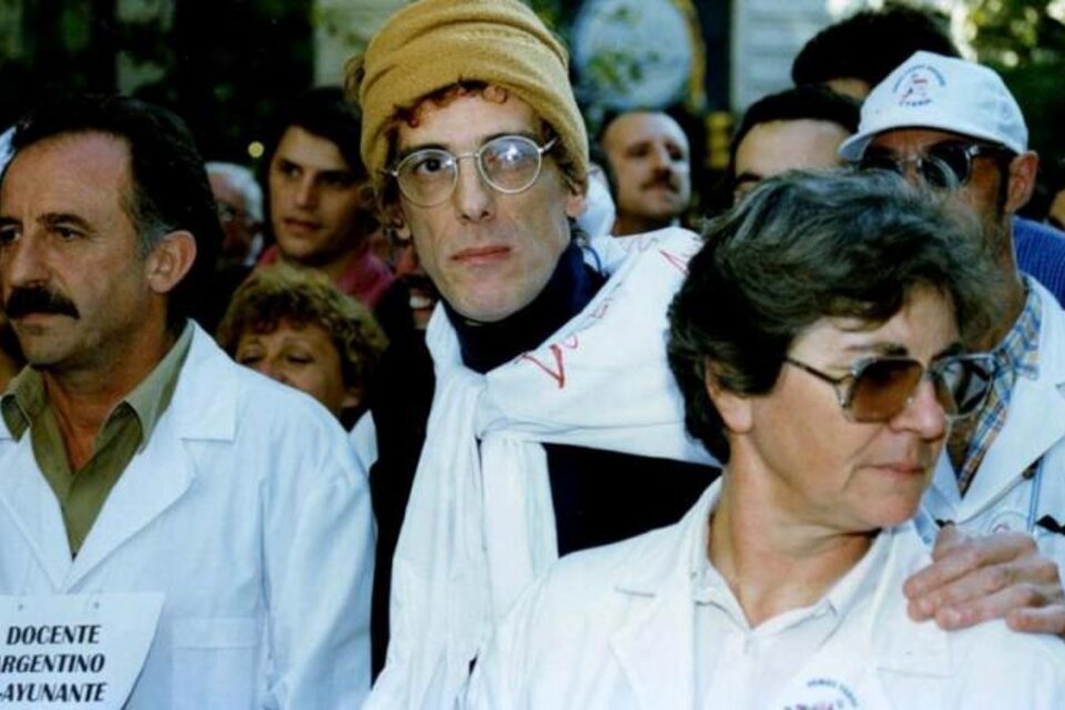 Luis Alberto Spinetta, junto a Marta Maffei y Hugo Yasky en la Carpa Blanca. (Fuente: Spinettabootlegs.com.ar/)