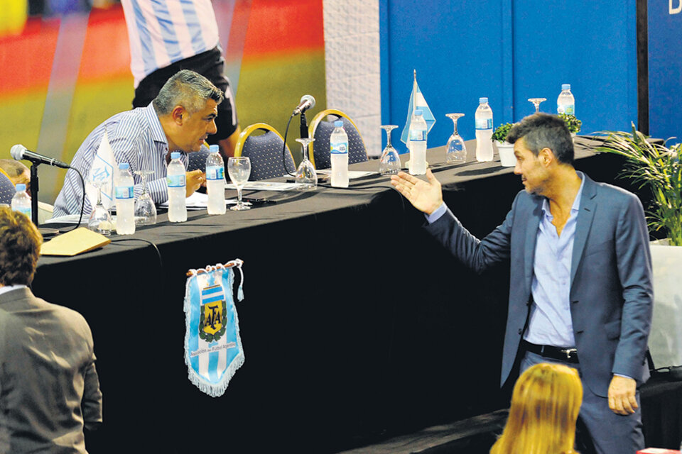 Claudio Tapia (sentado) dialoga con Marcelo Tinelli en la frustrada elección de 2015. (Fuente: DyN)