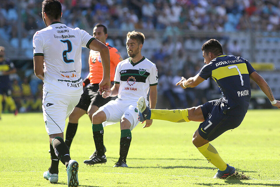 Cristian Pavón, que hasta esta acción apenas había participado del juego, despacha el derechazo para el 1-0 xeneize. (Fuente: Fotobaires)