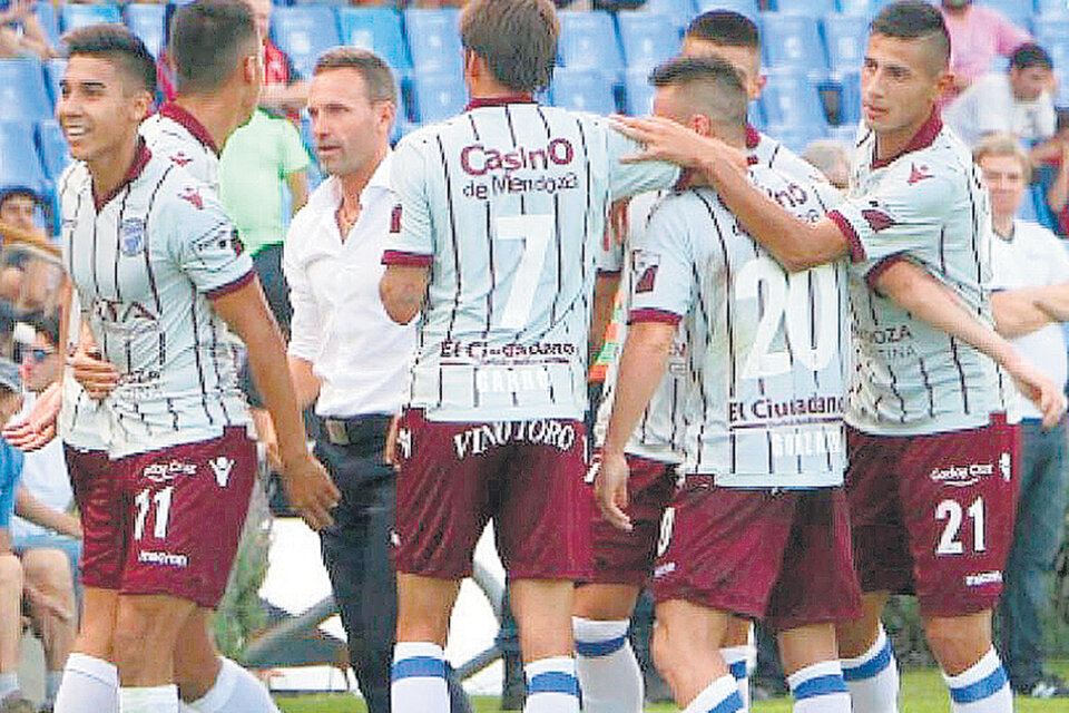 Todo Godoy Cruz festeja uno de los goles de Guillermo Fernández. El ex Boca fue la gran figura en la tarde mendocina. (Fuente: Prensa Godoy Cruz)