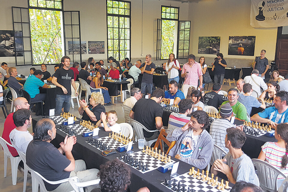 El torneo de ajedrez por “Memoria, Verdad y Justicia”, durante la segunda ronda.