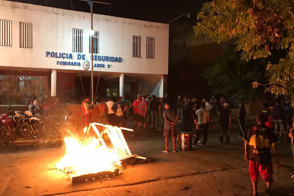 Tras la violencia policial, los vecinos se manifestaron frente a la Comisaría 5 de Lanús. (Fuente: Twitter)