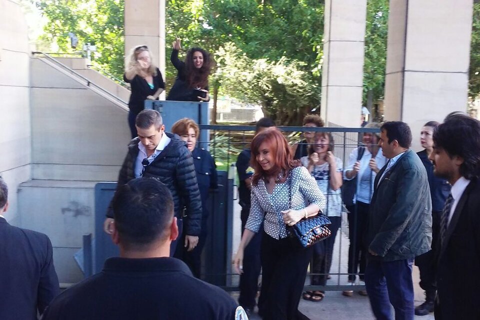 Cristina Fernández hoy a la mañana, al llegar a los tribunales de Comodoro Py. (Fuente: Twitter)