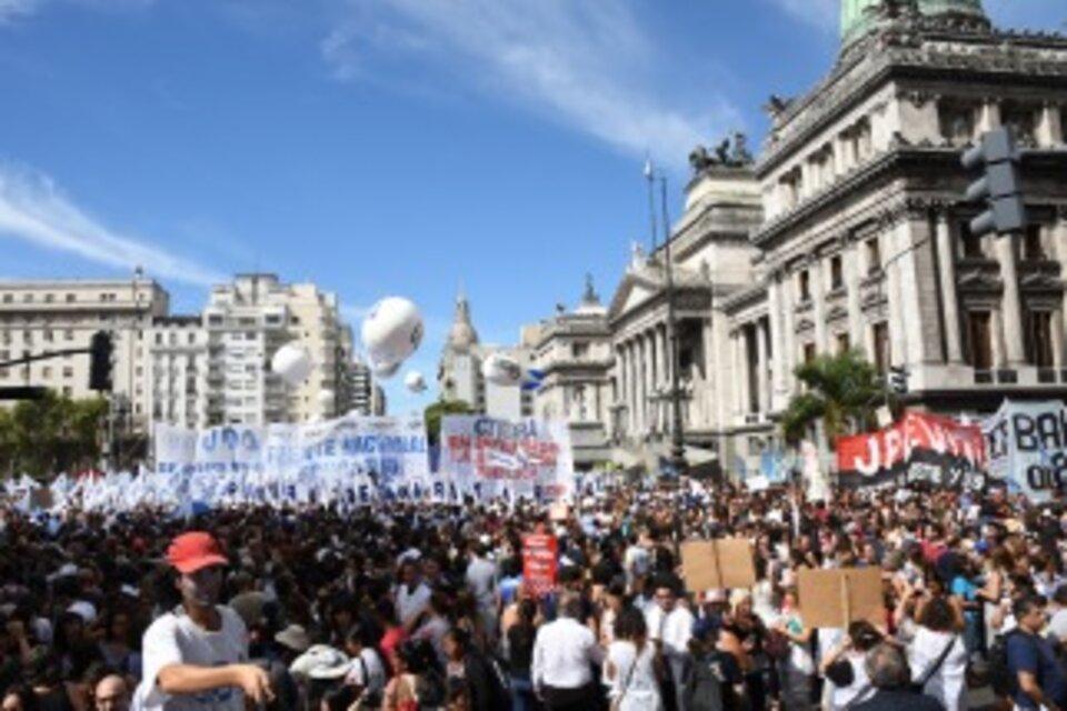 Los docentes marchan por Avenida Callao hasta el Palacio Pizzurno. (Fuente: Télam)