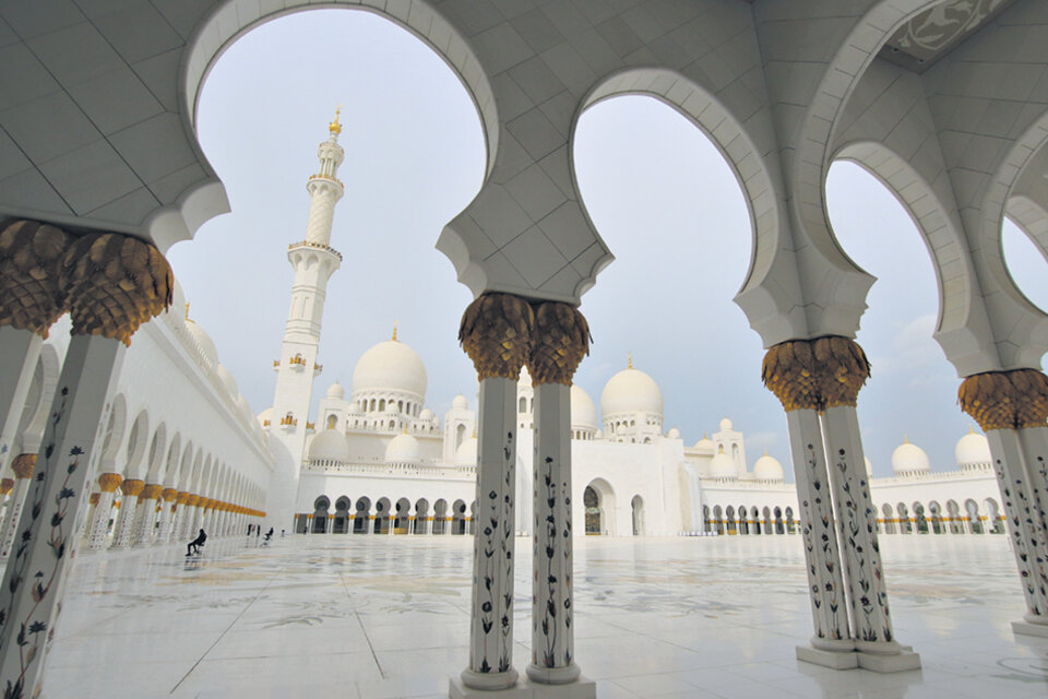 Mármol blanco y líneas orientales en la mezquita Sheikh Zayed, meca de la peregrinación turística. (Fuente: Graciela Cutuli)