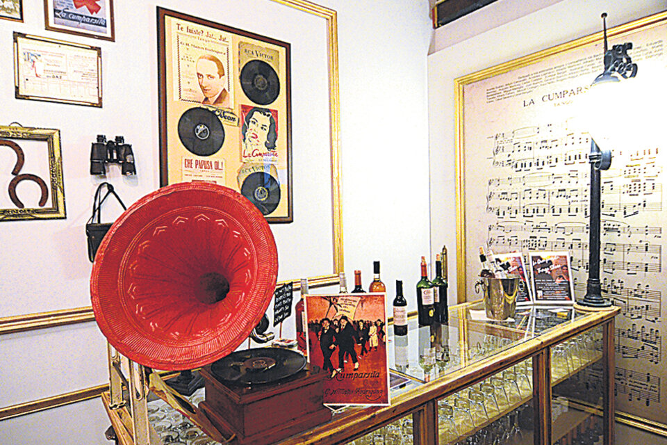 Partituras, un fonógrafo, fotos y discos en el museo dedicado a la célebre Cumparsita.