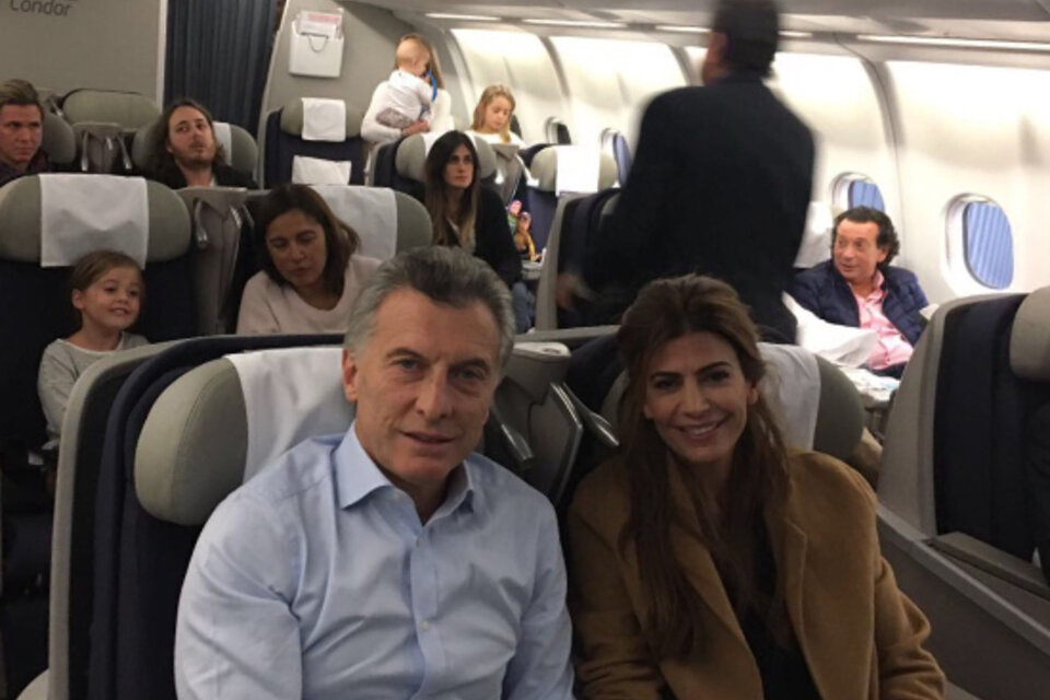 Macri y su mujer Juliana Awada en el vuelo que los trajo desde España el pasado 26 de febrero. (Fuente: DyN)