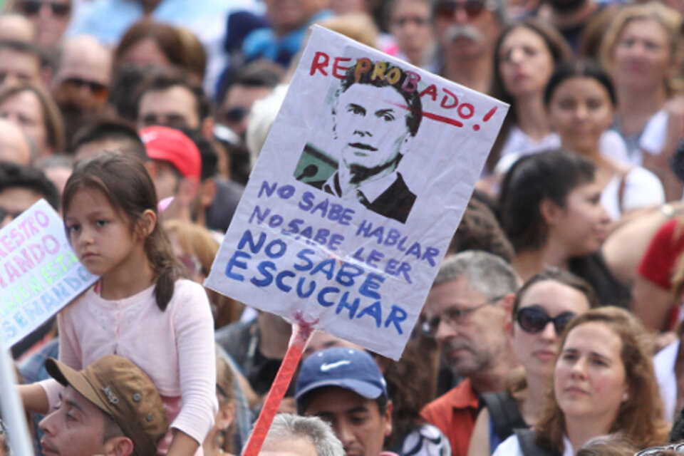 Una multitud colmó el miércoles la Plaza de Mayo y sus alrededores para reclamar por la paritaria nacional docente. (Fuente: Leandro Teysseire)