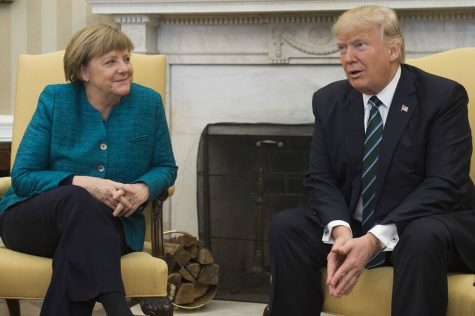 Trump junto a Merkel en el Salón Oval, sin apretón de manos.  (Fuente: AFP)