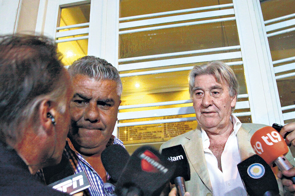 Claudio “Chiqui” Tapia y Armando Pérez, juntos ayer en puerta de la AFA. (Fuente: Jorge Larrosa)