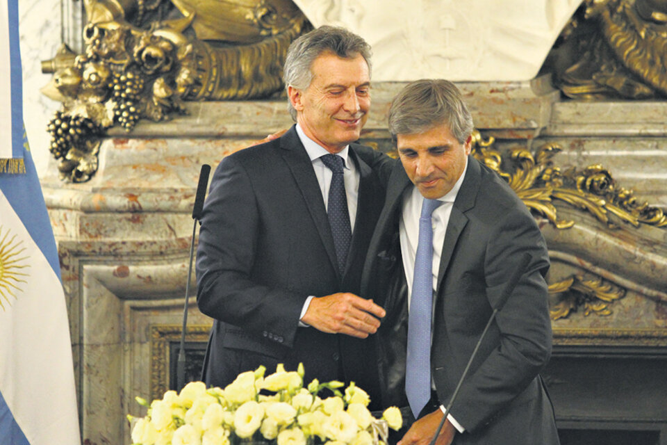El presidente Mauricio Macri junto al ministro de Finanzas, Luis Caputo, arquitecto del endeudamiento. (Fuente: Leandro Teysseire)