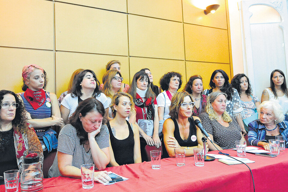 La conferencia de prensa, en el CELS, durante la que se denunció como “guión mentiroso”, la versión oficial. (Fuente: Arnaldo Pampillon)