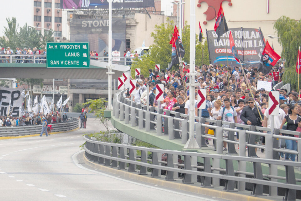 Después de los gases que tiró la policía, los manifestantes tomaron el puente y montaron ollas populares. (Fuente: Joaquín Salguero)