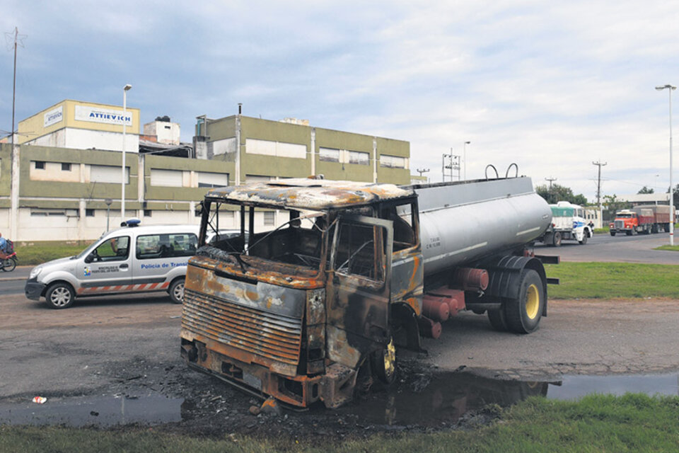 El camión cisterna fue prendido fuego luego de que su chofer atropellara al trabajador. (Fuente: Télam)