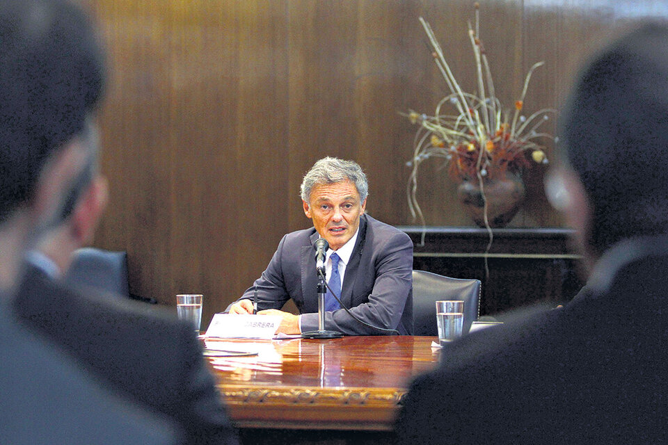 El ministro de Producción, Francisco Cabrera, presentó ayer el acuerdo con las tarjetas para bajar las comisiones. (Fuente: Bernardino Avila)