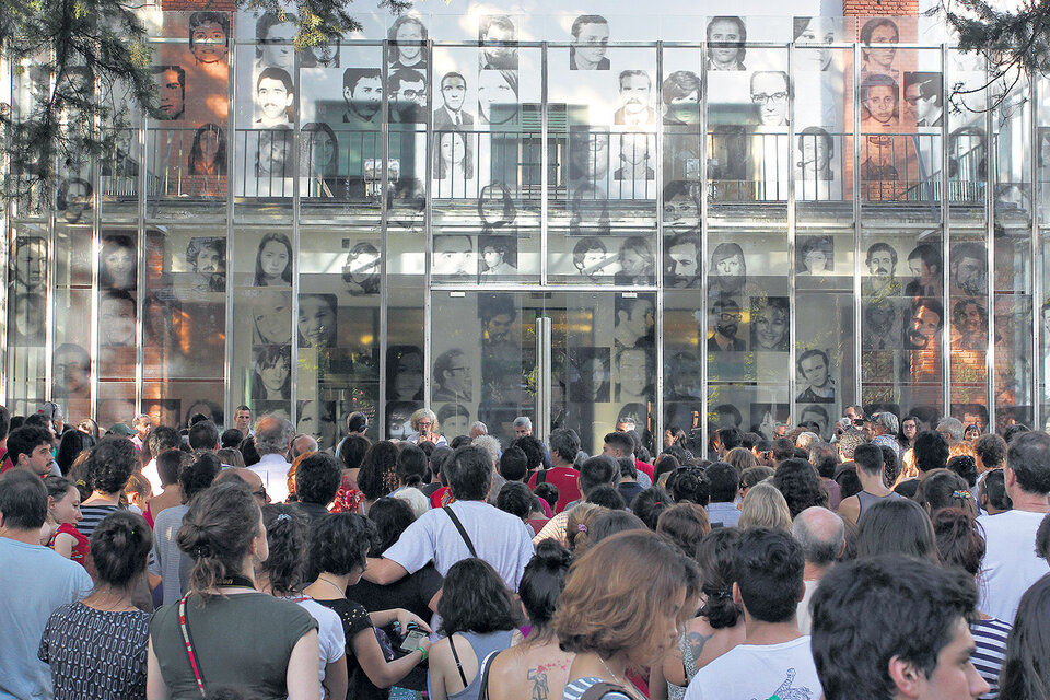Cientos de persones, la mayoría jóvenes, acudieron ayer a “La visita de las Cinco” a la ex ESma. (Fuente: Bernardino Avila)