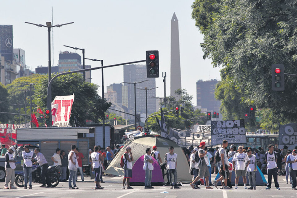 Integrantes del Frente de Organizaciones en Lucha cortaron ayer la Avenida 9 de Julio. (Fuente: Bernardino Avila)