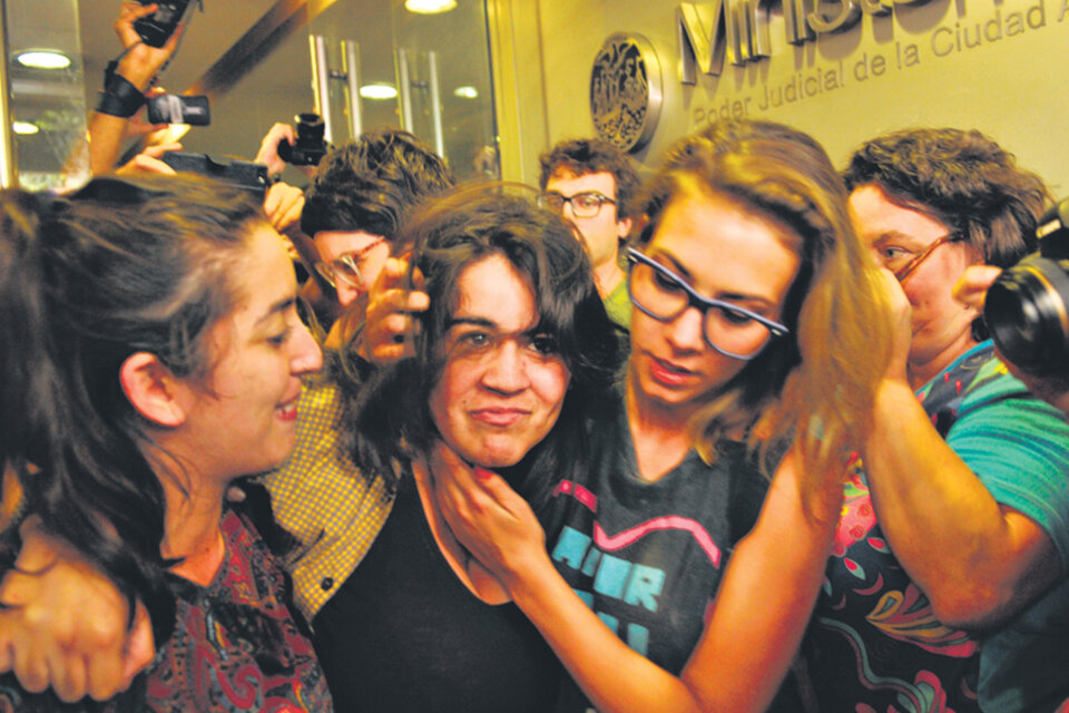Florencia Minici (centro), de Ni Una Menos, una de las militantes detenidas, en el momento de la liberación. (Fuente: Sandra Cartasso)