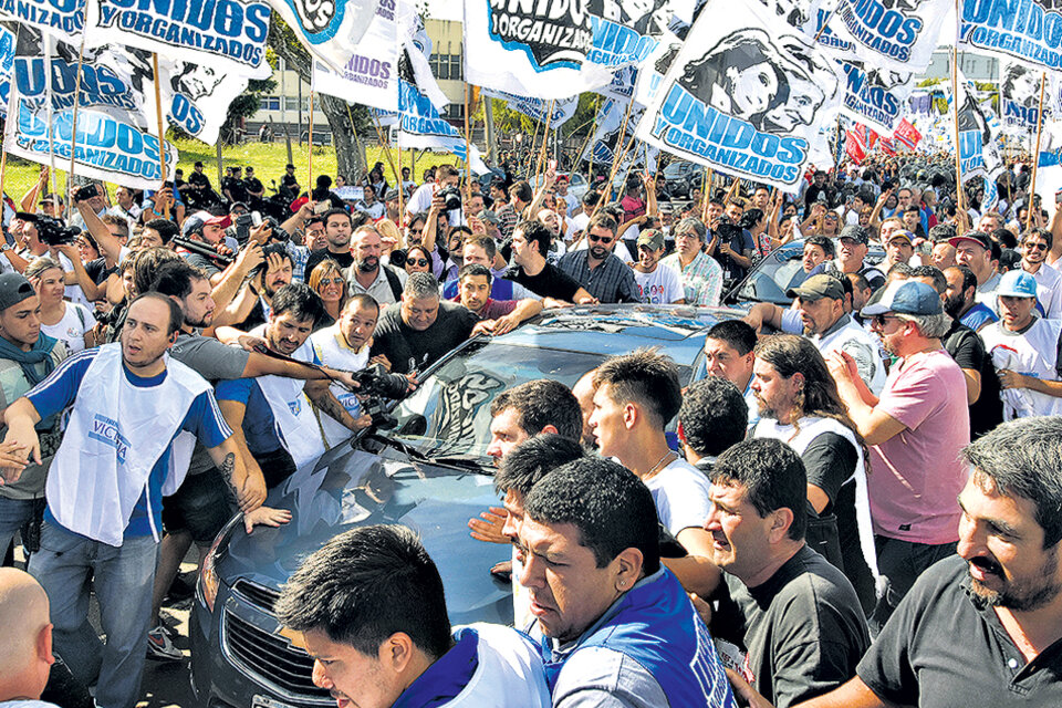 El auto en el que salió de Tribunales Máximo Kirchner, rodeado por la militancia que fue a apoyarlo. (Fuente: DyN)