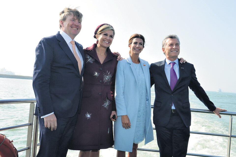 Macri y Awada volvieron a mostrarse junto a los reyes en la visita al puerto de Rotterdam. (Fuente: DyN)