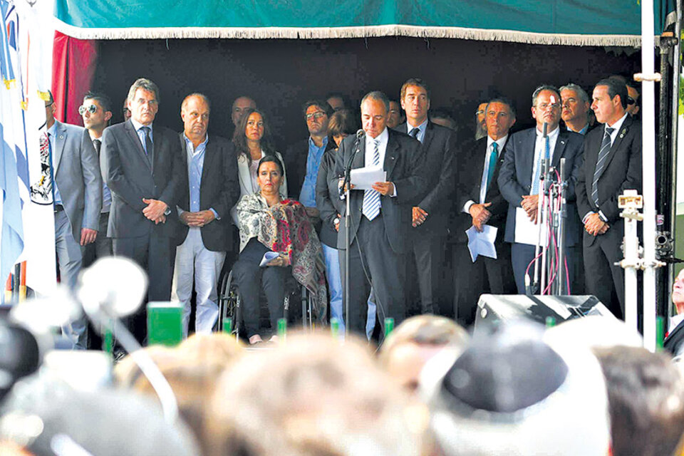 En el acto en Arroyo y Suipacha participaron funcionarios, sobrevivientes y representantes de Israel. (Fuente: Télam)