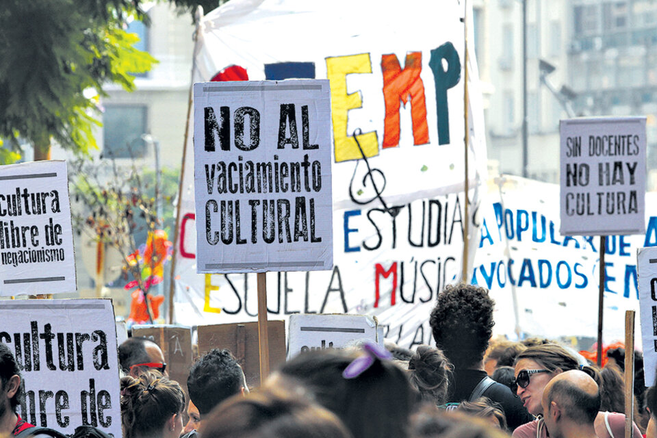 Las organizaciones culturales llevaron carteles con sus reclamos a la política del macrismo. (Fuente: Bernardino Avila)