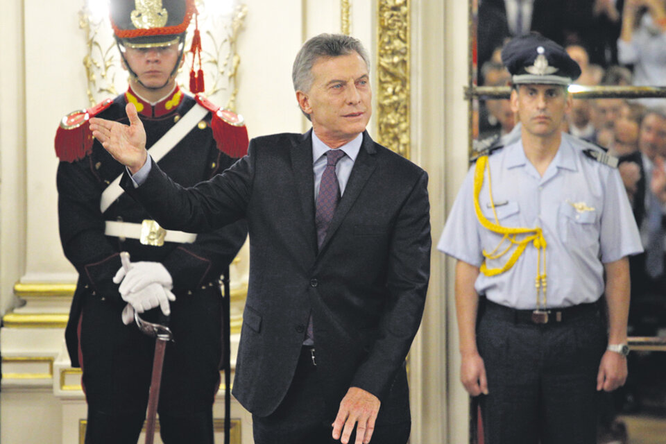 Mauricio Macri recordó en el acto en la Casa Rosada los tiempos en que flexibilizaba trabajadores en Sevel y saludó al gremialista que lo ayudó en esa tarea. (Fuente: DyN)