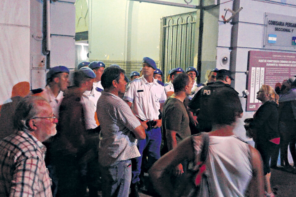 Los familiares de los detenidos aguardan en la puerta de la comisaría 1ª. (Fuente: Gentileza La Opinión de Pergamino)